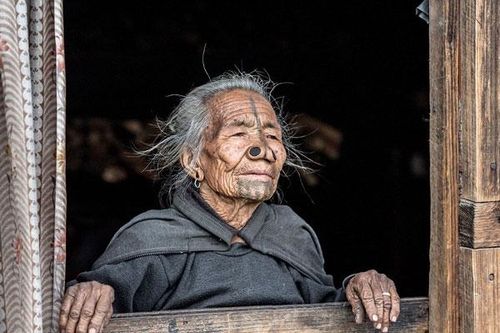 Sự thật về khuôn mặt phụ nữ khác thường của một bộ lạc ở Ấn Độ