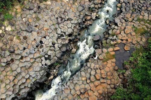 Phát hiện suối đá 'tổ ong' kỳ lạ ở Gia Lai