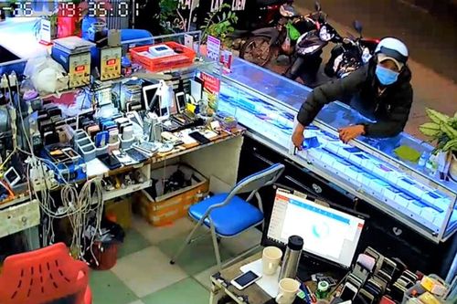 Người dân vây bắt đối tượng liên tiếp trộm điện thoại