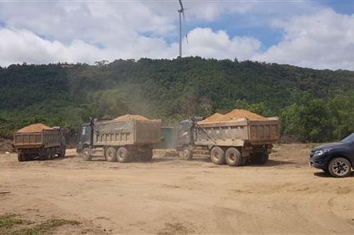 Đột kích mỏ 'cát lậu' khoảng 15 ngàn khối, nằm sâu trong rừng