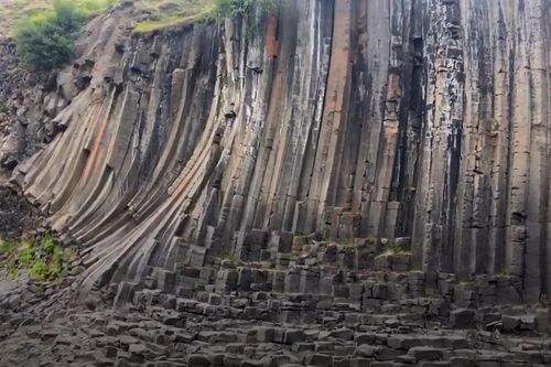 Những cột đá kỳ lạ hình thành từ dung nham núi lửa ở Iceland