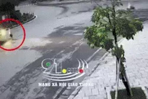 Người phụ nữ đang đi bộ bất ngờ bị xe tải đâm tử vong, động thái sau đó của tài xế càng gây phẫn nộ