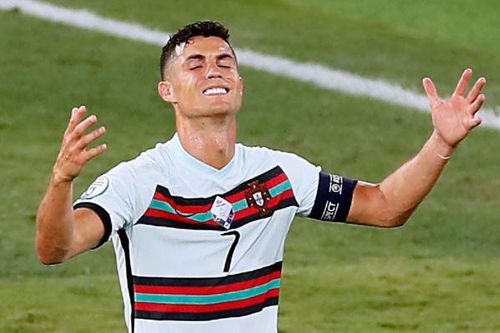 Ronaldo tức giận ném băng đội trưởng