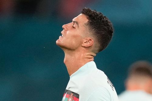 Băng đội trưởng và cú ném bất lực của Ronaldo