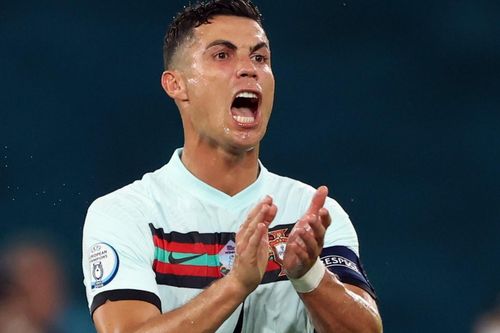 Courtois tự tin rê bóng qua Ronaldo