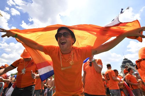 CĐV Hà Lan phủ sắc cam lên đường phố Budapest