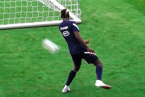 Pogba quay lưng, đỡ bóng bằng gót