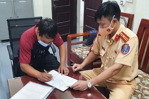 Trốn trong thùng xe tải để vượt chốt kiểm dịch Covid-19