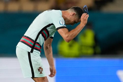 Ronaldo ngồi gục, ném băng đội trưởng và Bồ Đào Nha cần thay đổi