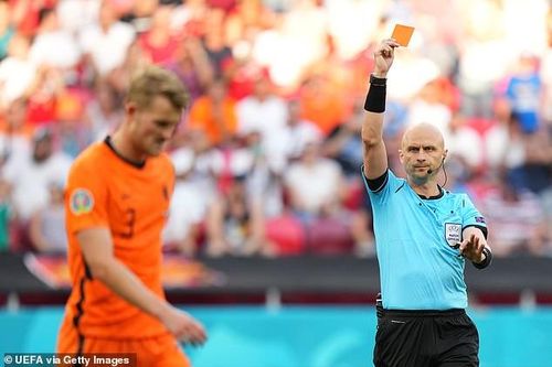 Tấm thẻ đỏ tai hại khiến tuyển Hà Lan bị loại khỏi EURO 2020?