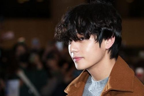 V BTS lộ bản năng quý ông tại sân bay khiến ARMY phổng mũi
