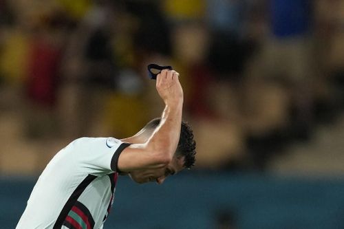 Chia tay Euro 2020, Ronaldo vẫn tạo nhiều kỷ lục 'vô tiền khoáng hậu'