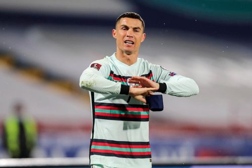 Tái diễn hành động ném băng thủ quân Bồ Đào Nha, Ronaldo bị 'ném đá tơi bời'.