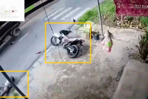 Khoảnh khắc nam thanh niên phóng tốc độ cao, đâm vào đuôi xe tải