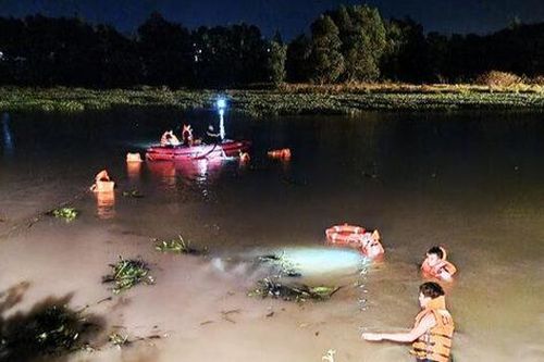 Chèo thuyền dạo chơi giữa hồ, 3 người tử vong