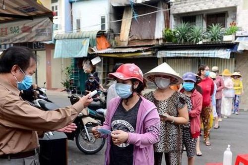 Chợ truyền thống 'chống chọi' COVID-19