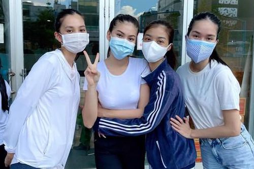 Á hậu Phương Anh làm tình nguyện viên giúp đỡ người ngoại quốc ở khu tiêm vắc-xin