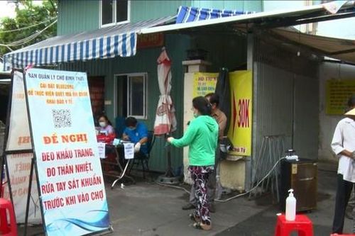 Cận cảnh người dân xếp hàng nhận phiếu đi chợ tại TP.HCM