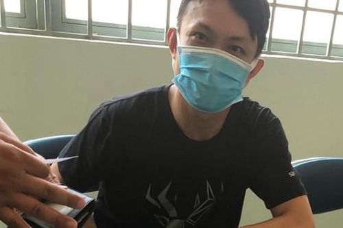 Bắt kẻ biến thái sàm sỡ phụ nữ, phát hiện súng và thẻ ngành công an giả