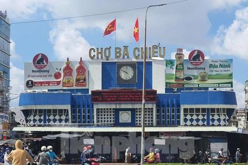 Tiểu thương 'khóc ròng' nhìn hàng loạt chợ truyền thống đóng cửa