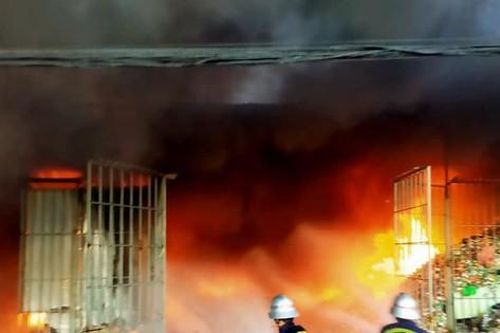 Bãi phế liệu bốc cháy ngùn ngụt, khói độc mù trời