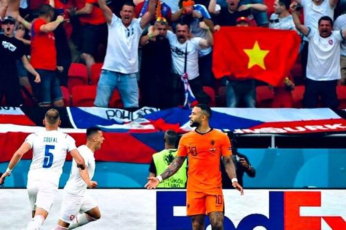 Quốc kỳ Việt Nam tung bay trong trận Hà Lan vs CH Séc