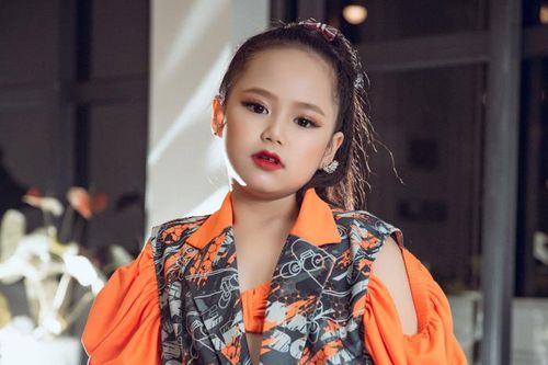 Á hậu nhí Hoàng Vân và bố mẹ quyên 50 triệu chống Covid