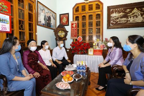 Phó Chủ tịch nước Võ Thị Ánh Xuân thăm các gia đình tiêu biểu ở Hà Nội