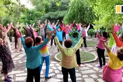 Kỳ lạ người cao tuổi Trung Quốc tập thể dục bằng cách... cười lớn
