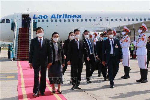 Tổng Bí thư, Chủ tịch nước Lào đến Hà Nội bắt đầu thăm hữu nghị chính thức Việt Nam