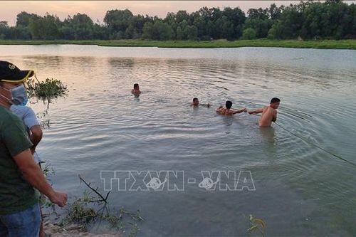Lật xuồng câu cá trên hồ, 3 thanh niên tử vong