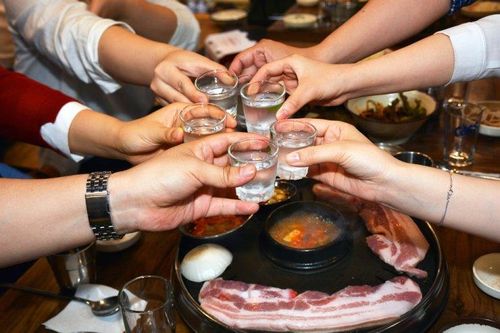 COVID-19 thay đổi thói quen nhậu sau giờ làm việc của người Hàn Quốc