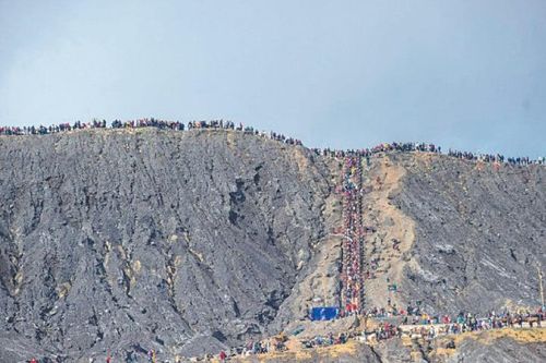 Hàng nghìn người Indonesia mạo hiểm leo núi lửa làm nghi lễ hiến tế cổ xưa