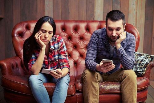 Tại sao bạn cảm thấy cô đơn trong cuộc hôn nhân của mình?