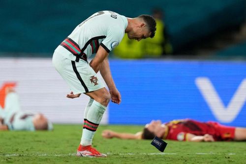 Ronaldo ném băng đội trưởng sau khi Bồ Đào Nha bị loại khỏi EURO 2020