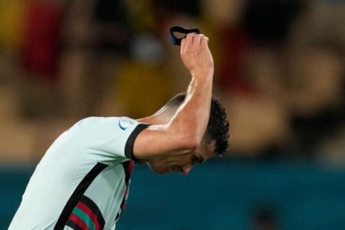 Clip Ronaldo ném và đá băng đội trưởng của Bồ Đào Nha