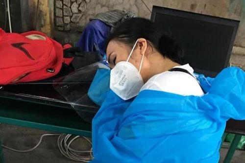 Fan xót xa hình ảnh Phương Thanh kiệt sức, gục ngã khi làm tình nguyện viên chống dịch