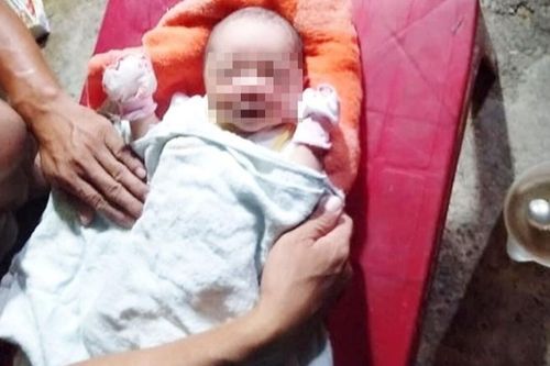 Bé trai sơ sinh bị bỏ rơi bên vệ đường lúc rạng sáng, trên người có nhiều vết côn trùng cắn