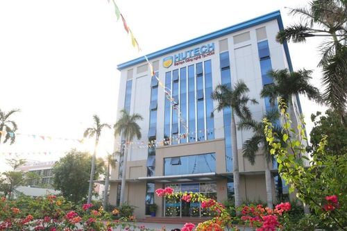 Hai bảo vệ trường ĐH HUTECH xảy ra xô xát trong lúc đánh bài, 1 người tử vong