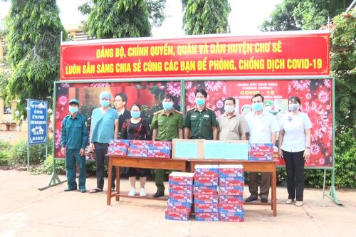 Chư Sê: Tặng quà hỗ trợ công tác phòng-chống dịch Covid-19