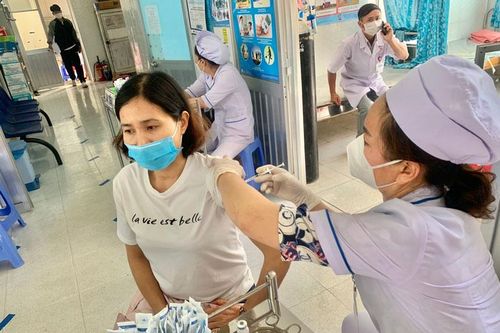 Tiêm vắc xin Covid-19 đợt 2 cho cán bộ, nhân viên Cảng hàng không Liên khương