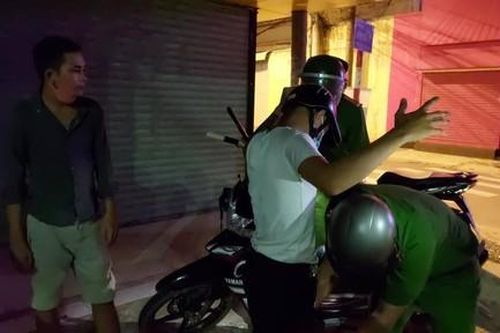 Thanh niên phê ma túy, mang dao, bình xịt hơi cay chạy xe ngoài đường
