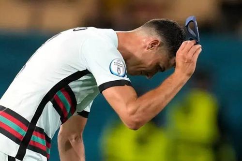Ronaldo tức giận, đá bay tấm băng đội trưởng Bồ Đào Nha