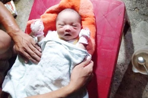 Bé trai sơ sinh bị bỏ rơi trong thùng giấy bên đường