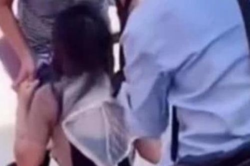 Bé gái 12 tuổi khóc thảm thiết vì bị đè ra cắt trụi tóc giữa đường, hành động lạnh lùng của người mẹ gây bức xúc