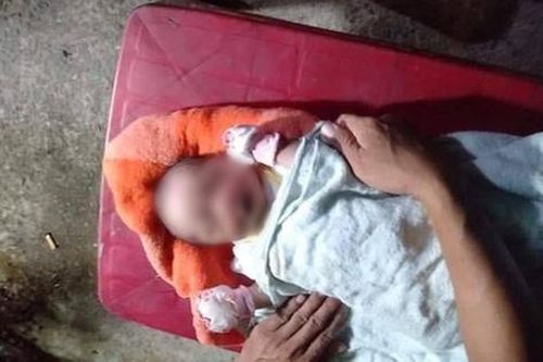 Bé trai sơ sinh bị bỏ rơi bên vệ đường với nhiều vết côn trùng cắn lúc rạng sáng