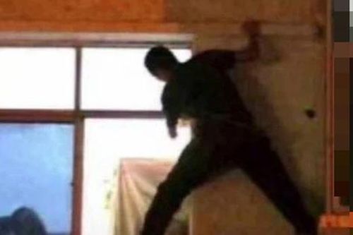 Phát hiện bạn cùng nhà có bồ nhí, thanh niên lén chụp hình rồi tung ảnh nóng lên mạng, hành động tưởng 'chính nghĩa' không ngờ nhận quả báo