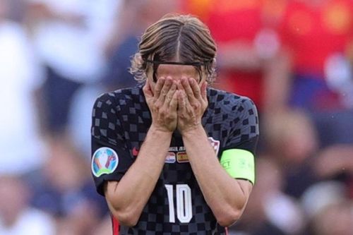 Modric ôm mặt thất vọng rời Euro 2020