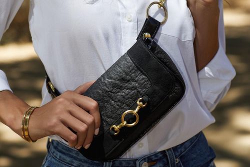 Nữ doanh nhân làm giày và túi từ lá dứa cho hãng Chanel, Mango
