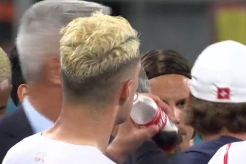 Xhaka phớt lờ lời khuyên của Ronaldo
